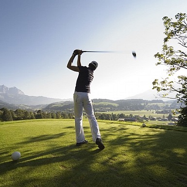 Golfer beim Abschlag (Foto: Joe Hölzl)